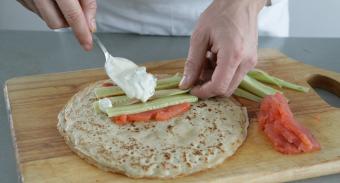 Matlagningshemligheter: recept för de mest utsökta fyllda pannkakorna med foton och videoklipp