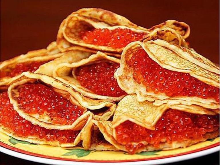 Matlagningshemligheter: recept för de mest utsökta fyllda pannkakorna med foton och videoklipp