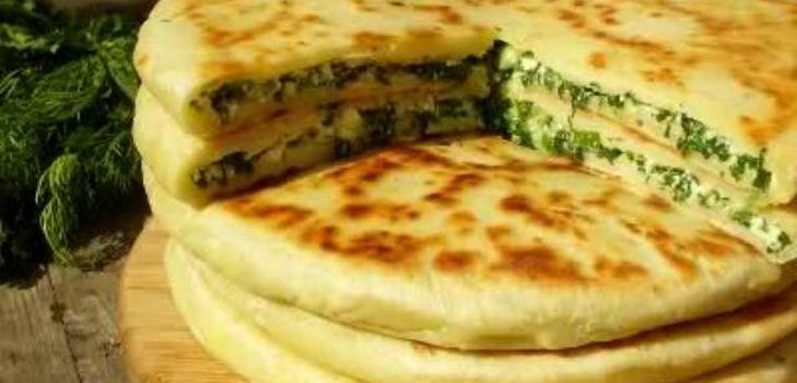 Du kan göra khachapuri på kefir eller gräddfil. Som fyllning använd ägg eller kött. Samtidigt desto mer avviker du från det klassiska receptet, desto svårare blir det att kalla ditt kulinariska mästerverk riktiga khachapuri. 