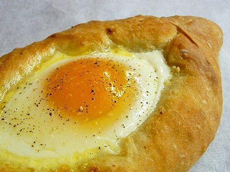 Du kan göra khachapuri på kefir eller gräddfil. Som fyllning använd ägg eller kött. Samtidigt desto mer avviker du från det klassiska receptet, desto svårare blir det att kalla ditt kulinariska mästerverk riktiga khachapuri. 
