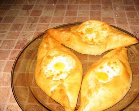 Du kan göra khachapuri på kefir eller gräddfil. Som fyllning använd ägg eller kött. Samtidigt desto mer avviker du från det klassiska receptet, desto svårare blir det att kalla ditt kulinariska mästerverk riktiga khachapuri. 
