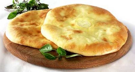 Du kan göra khachapuri på kefir eller gräddfil. Som fyllning använd ägg eller kött. Samtidigt desto mer avviker du från det klassiska receptet, desto svårare blir det att kalla ditt kulinariska mästerverk riktiga khachapuri. 