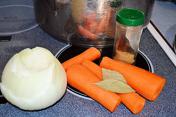 Kallberedningar med fotografier tagna stegvis - från fläsk, skaft, nötkött, kycklingben, med gelatin