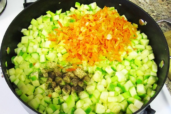 Kaviar från zucchini - recept med majonnäs, peppar, genom köttkvarn, i en multivariat