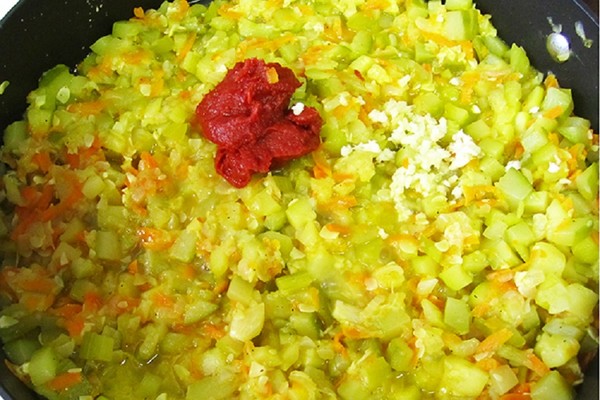 Kaviar från zucchini - recept med majonnäs, peppar, genom köttkvarn, i en multivariat
