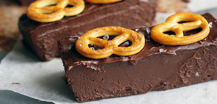 Utsökt nöje: ett recept av choklad efterrätt med salt