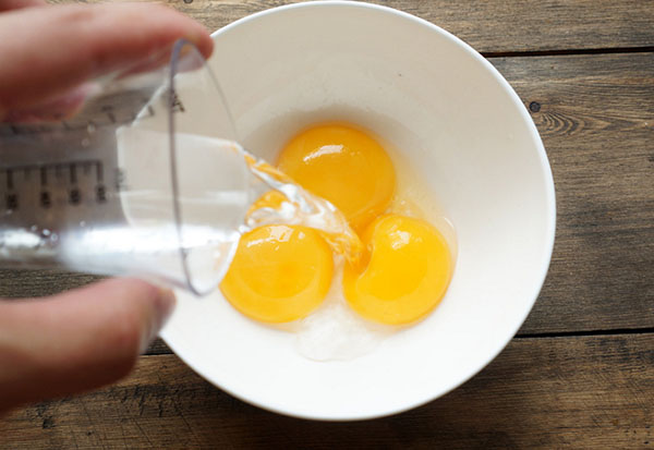 Utsökt nöje: ett recept av choklad efterrätt med salt