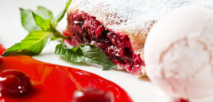 Ett recept på saftig och ömt körsbärstrudel med kanel