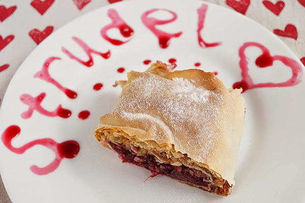 Ett recept på saftig och ömt körsbärstrudel med kanel