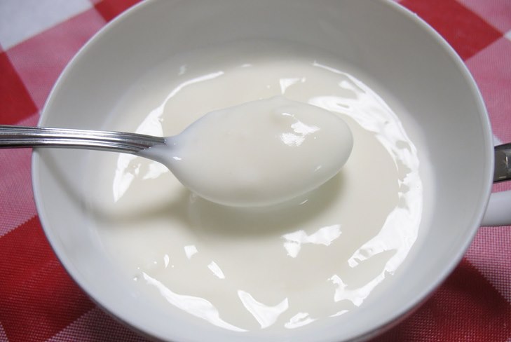 Hur man förbereder yoghurt med surtgrann hemma