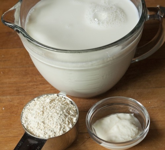 Hur man förbereder yoghurt med surtgrann hemma
