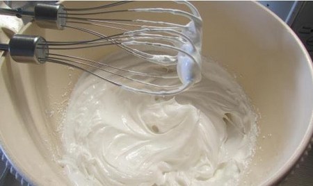 Hur man gör en grädde för Cappeycakes: Recept för smör, choklad och proteinkräm