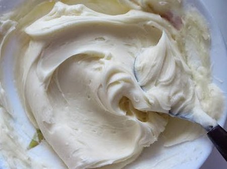Hur man gör en grädde för Cappeycakes: Recept för smör, choklad och proteinkräm