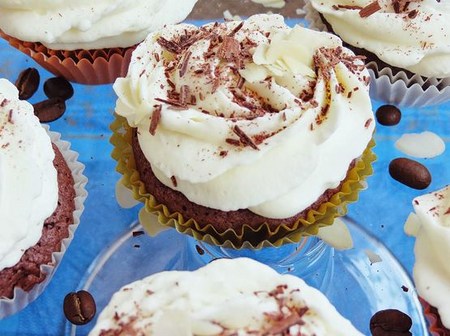 Hur man gör en grädde för Cappeycakes: Recept för smör, choklad och proteinkräm