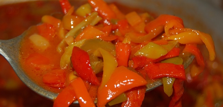 Hur man lagar lecho av peppar och tomater för vintern - ett enkelt recept