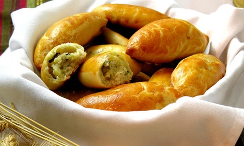 Hur man bager pajer med potatis i ugnen - steg för steg fotrecept Foto av ett recept av pajer med potatis
