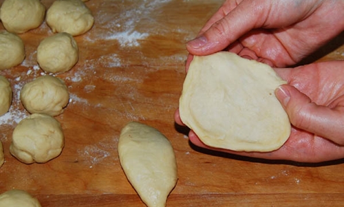 Hur man bager pajer med potatis i ugnen - steg för steg fotrecept Foto av ett recept av pajer med potatis