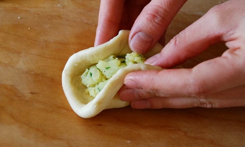 Hur man bager pajer med potatis i ugnen - steg för steg fotrecept Foto av ett recept av pajer med potatis