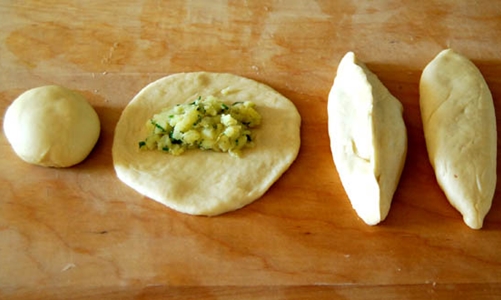 Hur man bager pajer med potatis i ugnen - steg för steg fotrecept Foto av ett recept av pajer med potatis