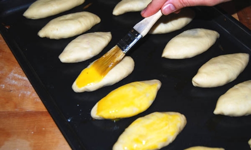 Hur man bager pajer med potatis i ugnen - steg för steg fotrecept Foto av ett recept av pajer med potatis