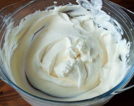 Hur man gör en grädde för capkake: vanilj, ost och grädde av kondenserad mjölk, ett recept med ett foto
