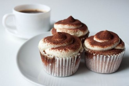 Hur man gör en grädde för capkake: vanilj, ost och grädde av kondenserad mjölk, ett recept med ett foto