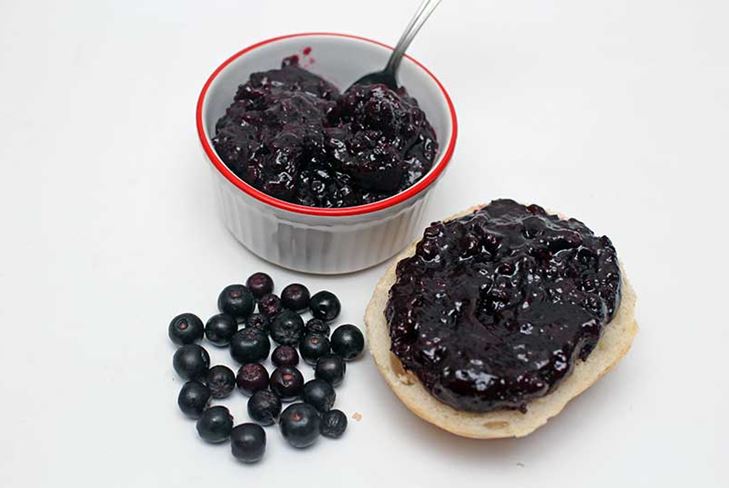 Hur man lagar en sylt från en svart chokeberry: ett recept med ett foto