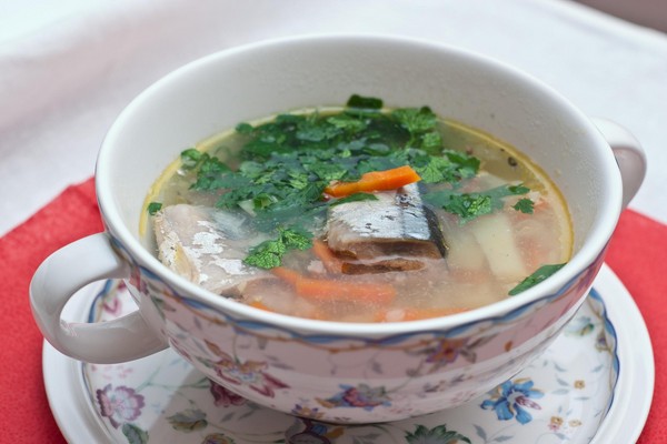Soppa från konserverad saury: läckra och användbara recept