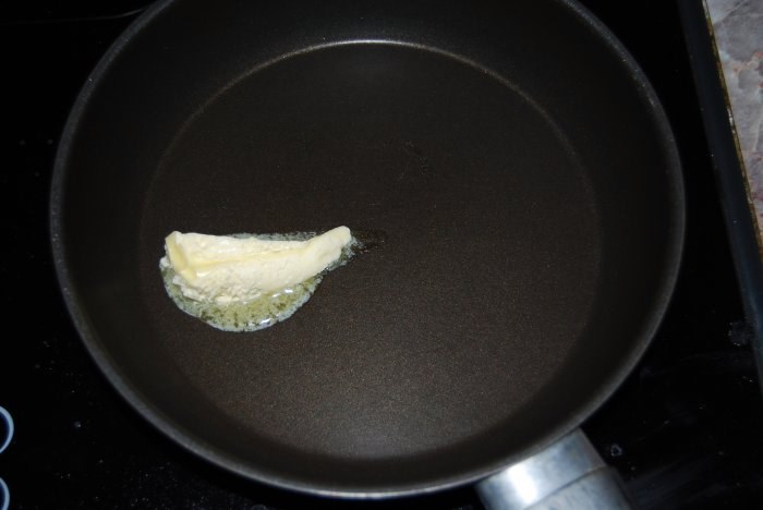 smör på en stekpanna