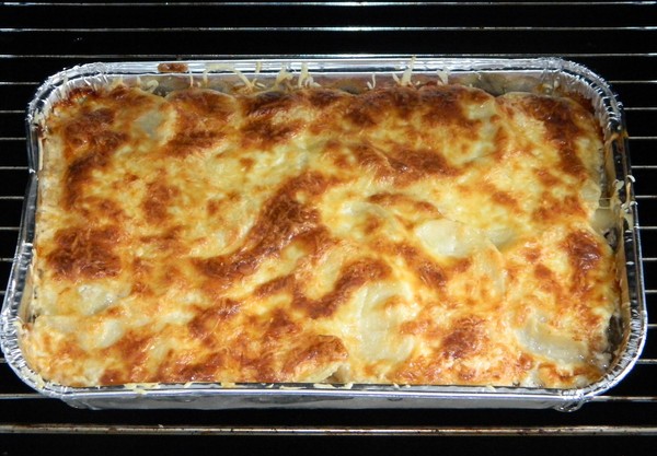 Potatis med malet kött på franska: recept i ugnen och multivark