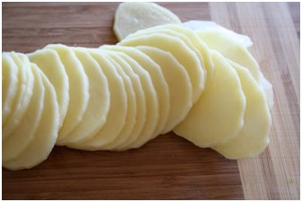 jämnt skivad potatis vi skär potatis