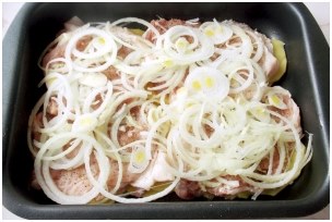 lök hällt över kött lök på kött