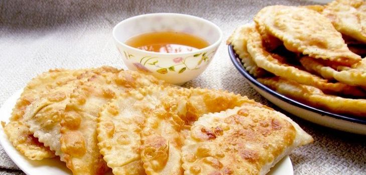 Kaukasiska pajer med kött - Chebureks Kaukasiska pajer med kött - Chebureks