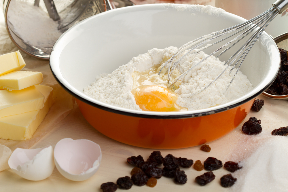 Ingredienser för tårta med russin i formar Ingredienser för tårta med russin i formar