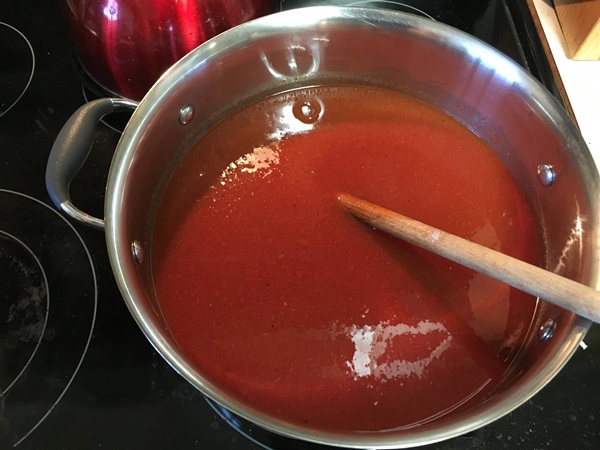 Ketchup av egna händer från tomater: Steg-för-steg recept för skörd för vintern