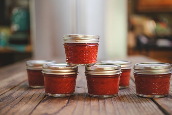 Ketchup av egna händer från tomater: Steg-för-steg recept för skörd för vintern
