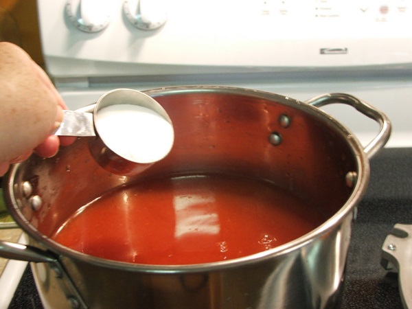 Ketchup av egna händer från tomater: Steg-för-steg recept för skörd för vintern