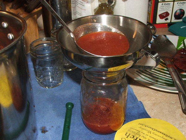 Ketchup av egna händer från tomater: Steg-för-steg recept för skörd för vintern