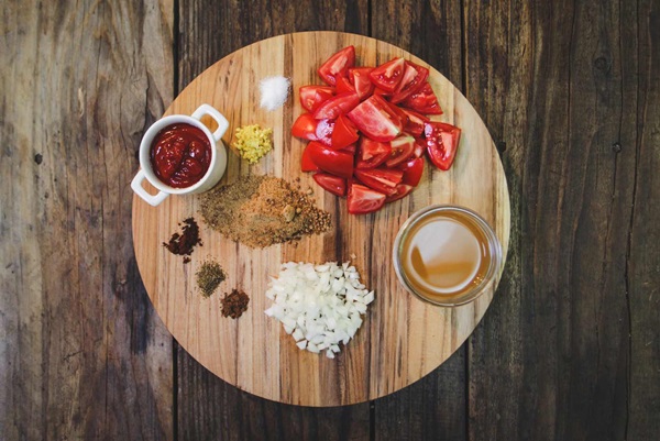 Ketchup av egna händer från tomater: Steg-för-steg recept för skörd för vintern