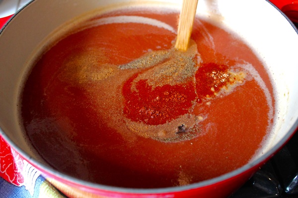 Ketchup av egna händer från tomater: Steg-för-steg recept för skörd för vintern