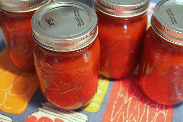Ketchup av egna händer från tomater: Steg-för-steg recept för skörd för vintern