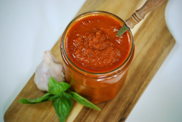 Ketchup av egna händer från tomater: Steg-för-steg recept för skörd för vintern