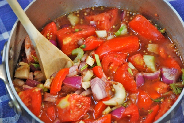 Ketchup av egna händer från tomater: Steg-för-steg recept för skörd för vintern