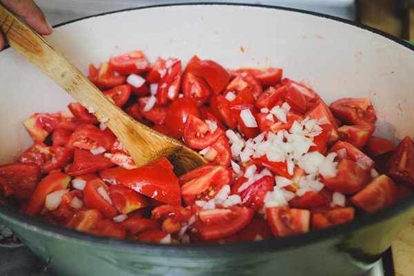 Ketchup av egna händer från tomater: Steg-för-steg recept för skörd för vintern