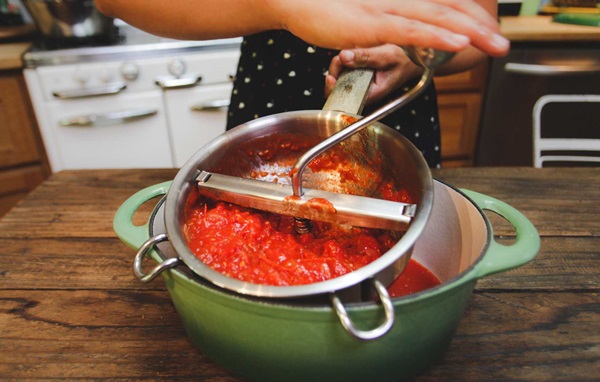 Ketchup av egna händer från tomater: Steg-för-steg recept för skörd för vintern