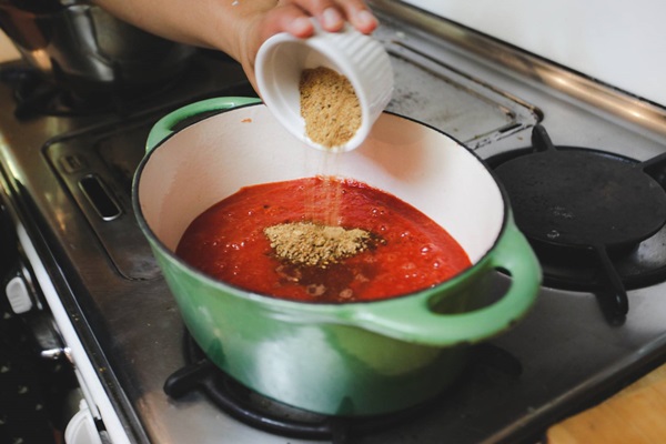 Ketchup av egna händer från tomater: Steg-för-steg recept för skörd för vintern