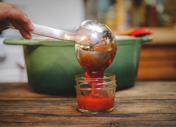 Ketchup av egna händer från tomater: Steg-för-steg recept för skörd för vintern
