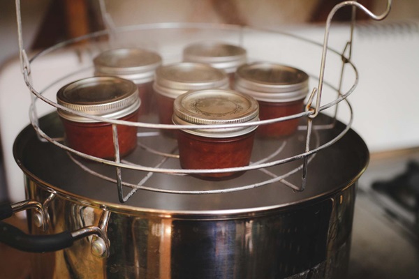 Ketchup av egna händer från tomater: Steg-för-steg recept för skörd för vintern