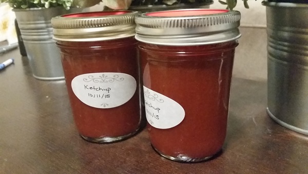 Ketchup av egna händer från tomater: Steg-för-steg recept för skörd för vintern