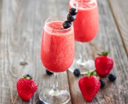 Jordgubbarcocktail med champagne